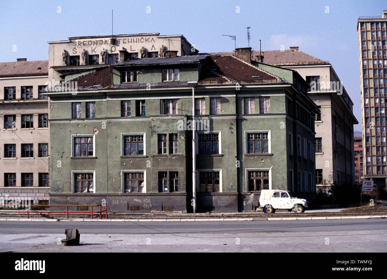 15. März 1993 während der Belagerung von Sarajevo: In der Nähe des Holiday Inn Hotel, treibt einen ukrainischen UAZ -469 'Jeep' Westen entlang der Sniper Alley, Vergangenheit beschädigte Gebäude. Stockfoto