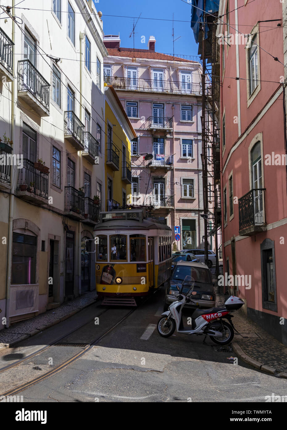 Straßenbahn in einer engen Straße von Lissabon Stockfoto