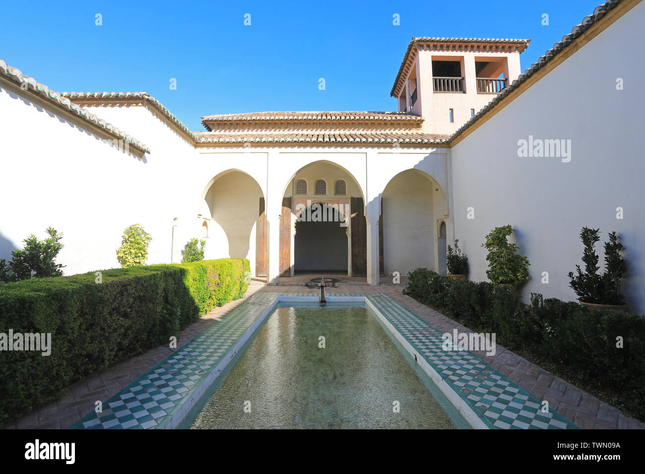 Der Garten im Innenhof mit Pool in die maurische Festung Alcazaba in Malaga, Spanien, Europa Stockfoto