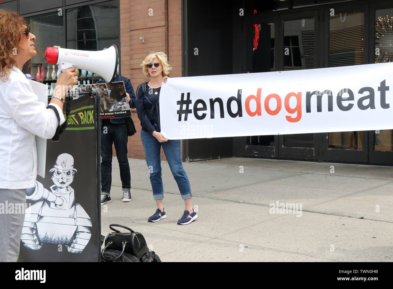 New York, NY, USA. 21 st. Juni, 2019. Tierschützer mit AnimlasBattalion.org bestreikten die Chinesische Botschaft auf der New Yorker West Side am 21. Juni 2019, über die Tötung und der Verzehr von Hundefleisch in China bei der jährlichen Yulin Hund Fleisch Festival. Diese 'Festival', wo rund 10.000 Hunde geschlachtet werden und diente als Mahlzeiten. Nach Demonstranten, viele der Tiere getötet werden gestohlene Haustiere von denen einige noch gesehen haben ihre Halsbänder tragen. © 2019 G. Ronald Lopez/Alamy leben Nachrichten Stockfoto