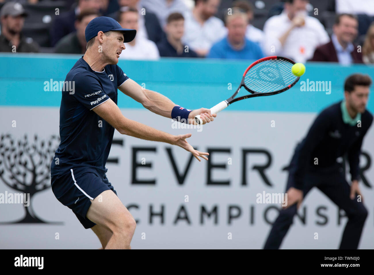 Queen Club, London, Großbritannien. Juni, 2019 21. Die ATP Tennis Turnier Fever-Tree; Jamie Murray (GBR) mit einer Vorhand schuss Credit: Aktion plus Sport/Alamy leben Nachrichten Stockfoto