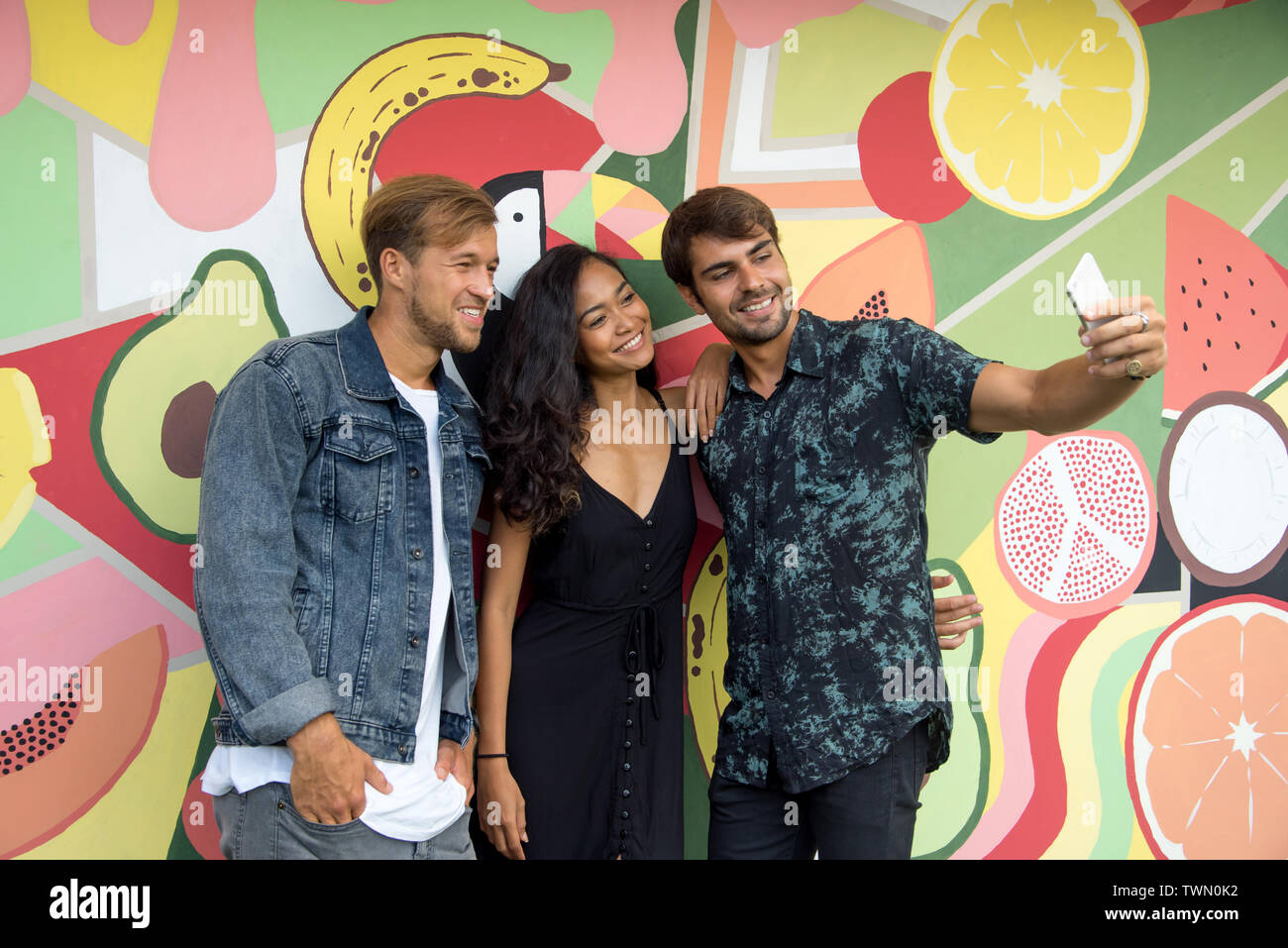 Eine Gruppe von Freunden eine selfie vor einem bunten Wand Stockfoto