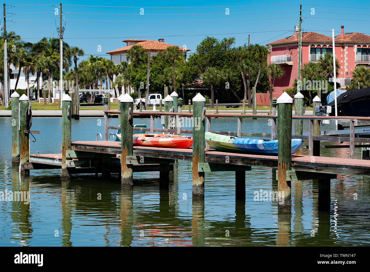 St. Pete Beach, Florida. Abril 28, 2019. Bunte Kajakfahren auf kleinen Pier. Stockfoto