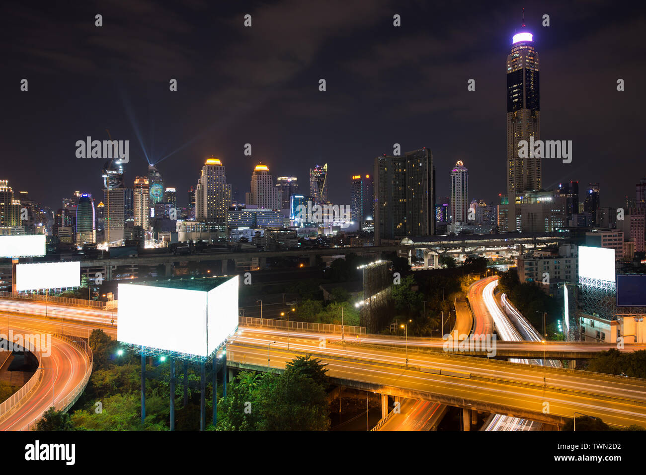 Panoramablick auf die Stadt Bangkok Gebäude moderne Geschäftsviertel mit Expressway in der Innenstadt am Morgen in Bangkok, Thailand. Stockfoto
