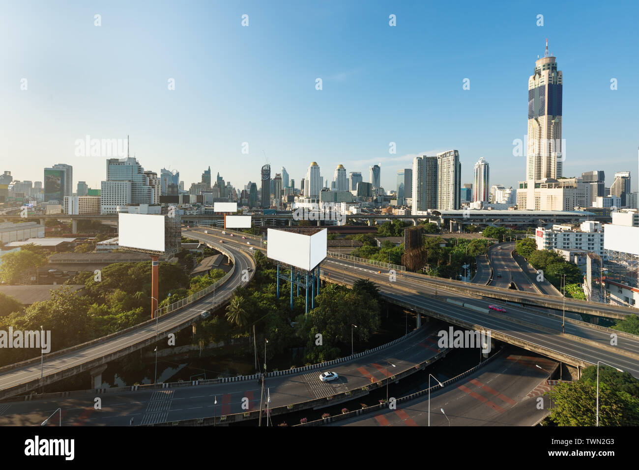 Panoramablick auf die Stadt Bangkok Gebäude moderne Geschäftsviertel mit Expressway in der Innenstadt am Morgen in Bangkok, Thailand. Stockfoto