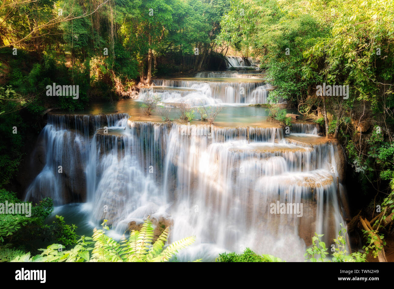 Huay MaeKamin Wasserfall ist schöner Wasserfall im Regenwald, Provinz Kanchanaburi, Thailand. Stockfoto
