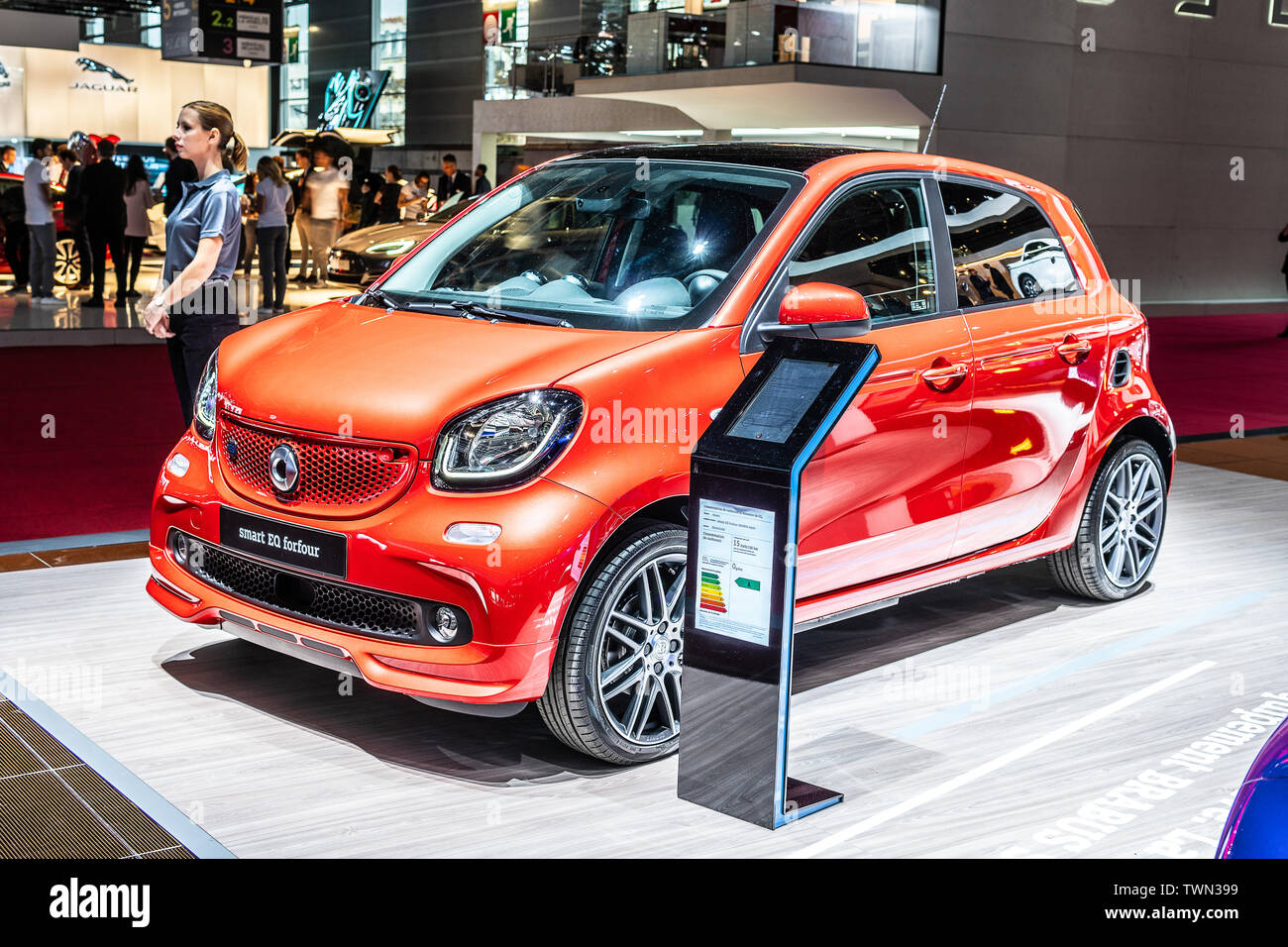 Paris, Frankreich, Oktober 02, 2018: rot metallic Smart EQ forfour bei Mondial Paris Motor Show, W 453 3. Generation von Mercedes-Benz Stockfoto