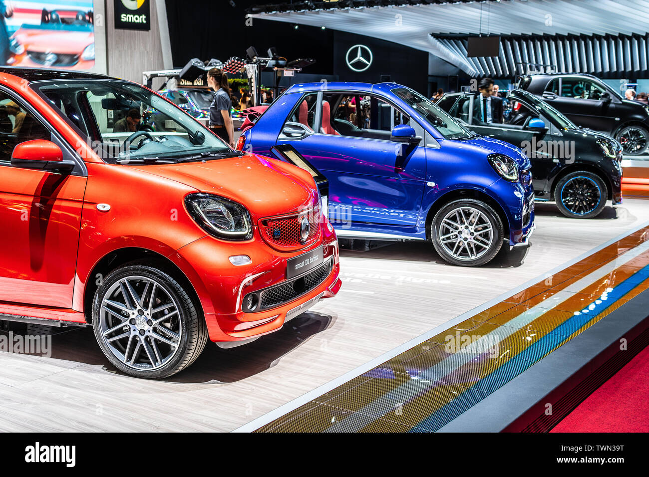 Paris, Frankreich, Oktober 02, 2018: rot metallic Smart EQ forfour bei Mondial Paris Motor Show, W 453 3. Generation von Mercedes-Benz Stockfoto