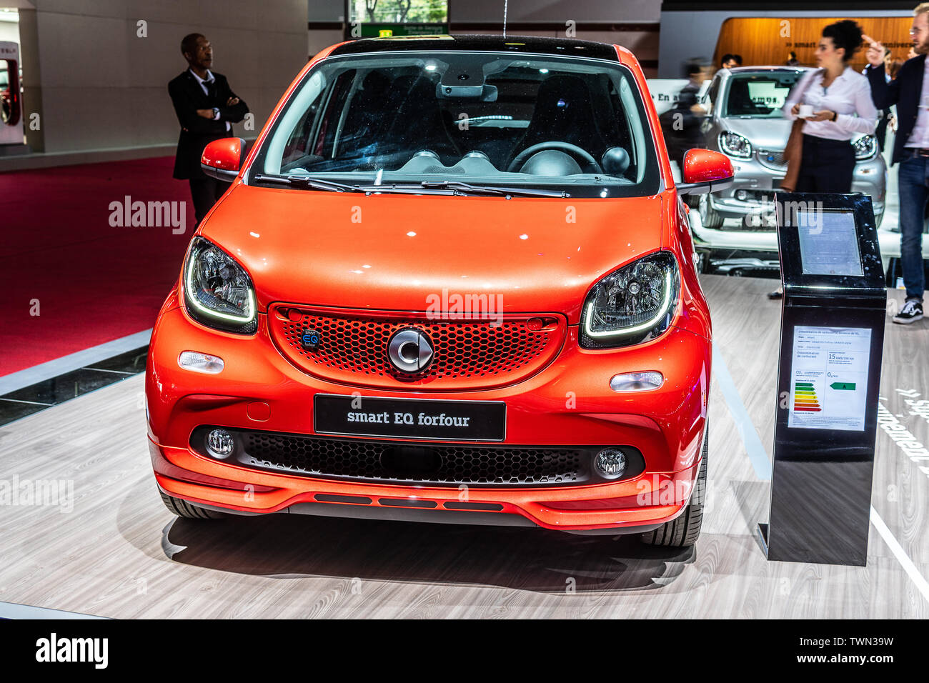 Paris, Frankreich, Oktober 02, 2018: rot metallic Smart EQ forfour bei Mondial Paris Motor Show, W 453 3. Generation von Mercedes-Benz Stockfoto