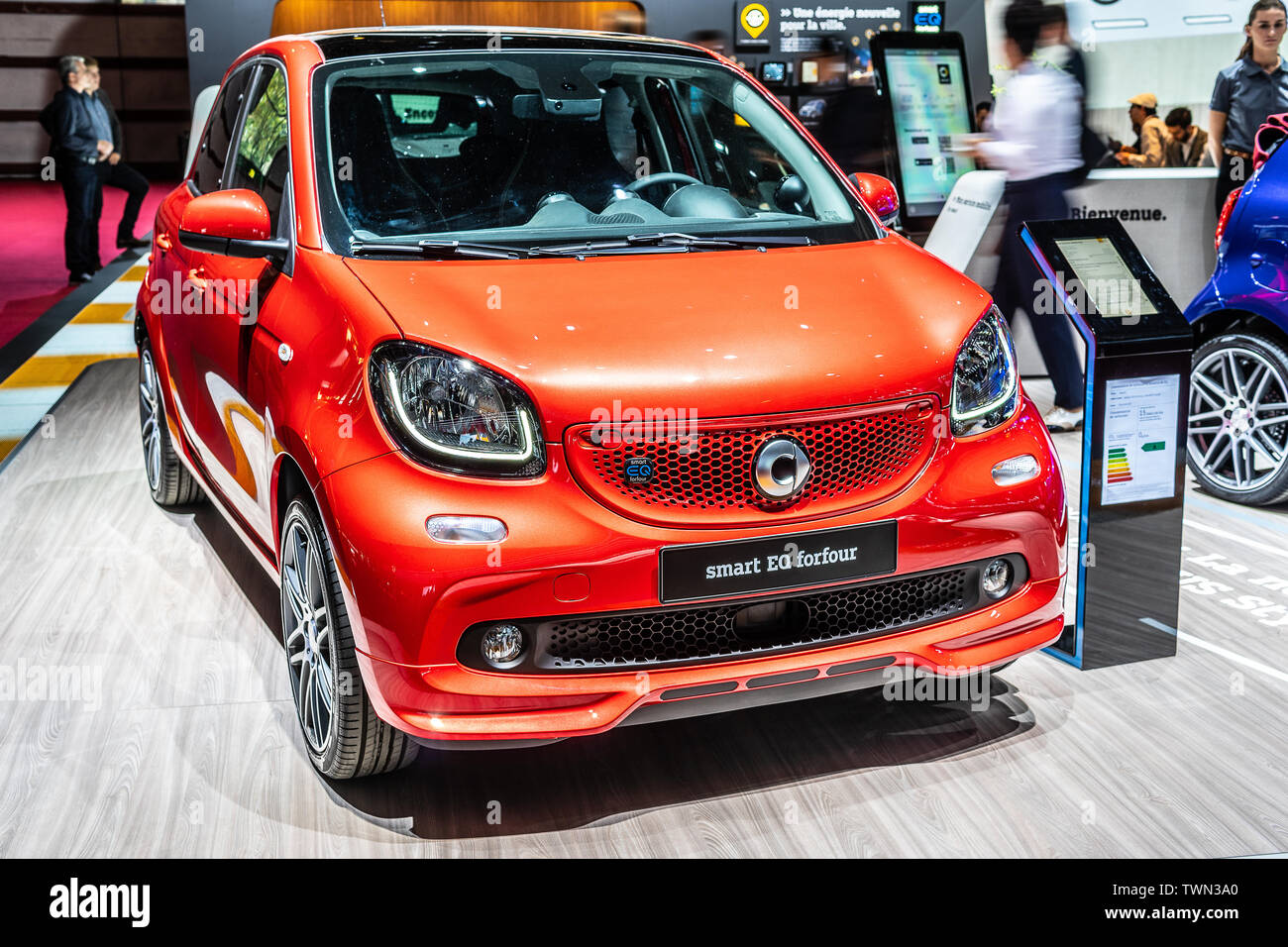 Paris, Frankreich, Oktober 02, 2018: rot metallic Smart EQ forfour bei Mondial Paris Motor Show, W 453 3. Generation von Mercedes-Benz Stockfoto