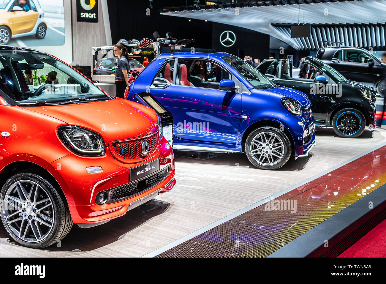 Paris, Frankreich, Oktober 02, 2018: rot metallic Smart EQ forfour bei Mondial Paris Motor Show, W 453 3. Generation von Mercedes-Benz Stockfoto