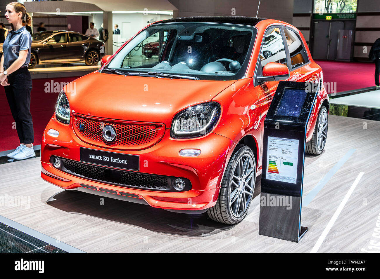Paris, Frankreich, Oktober 02, 2018: rot metallic Smart EQ forfour bei Mondial Paris Motor Show, W 453 3. Generation von Mercedes-Benz Stockfoto