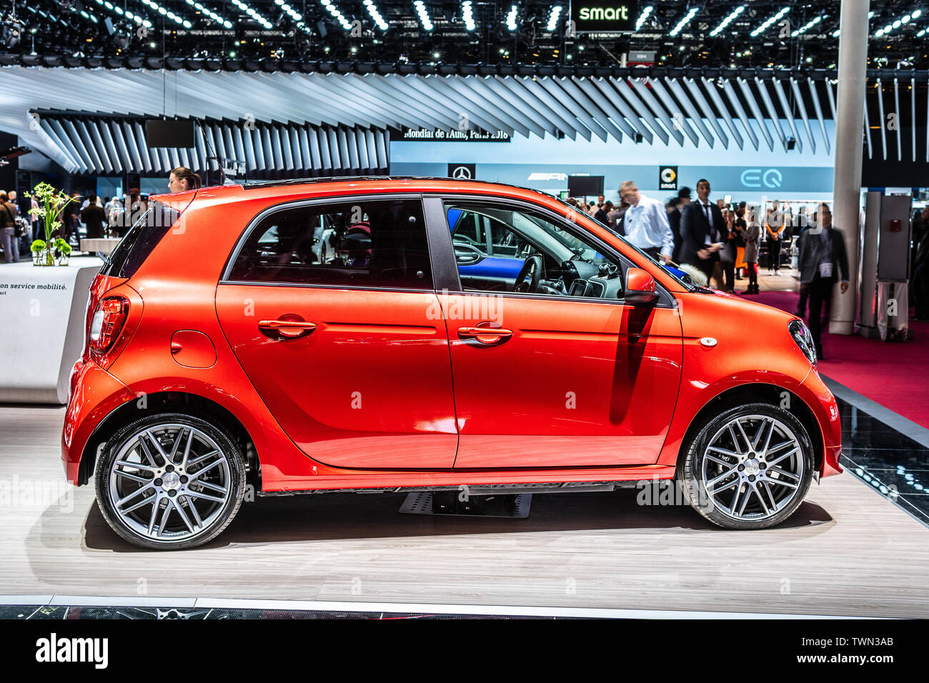 Paris, Frankreich, Oktober 02, 2018: rot metallic Smart EQ forfour bei Mondial Paris Motor Show, W 453 3. Generation von Mercedes-Benz Stockfoto