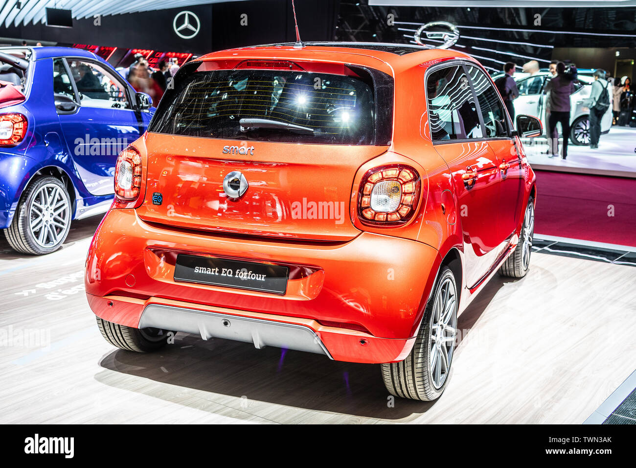 Paris, Frankreich, Oktober 02, 2018: rot metallic Smart EQ forfour bei Mondial Paris Motor Show, W 453 3. Generation von Mercedes-Benz Stockfoto