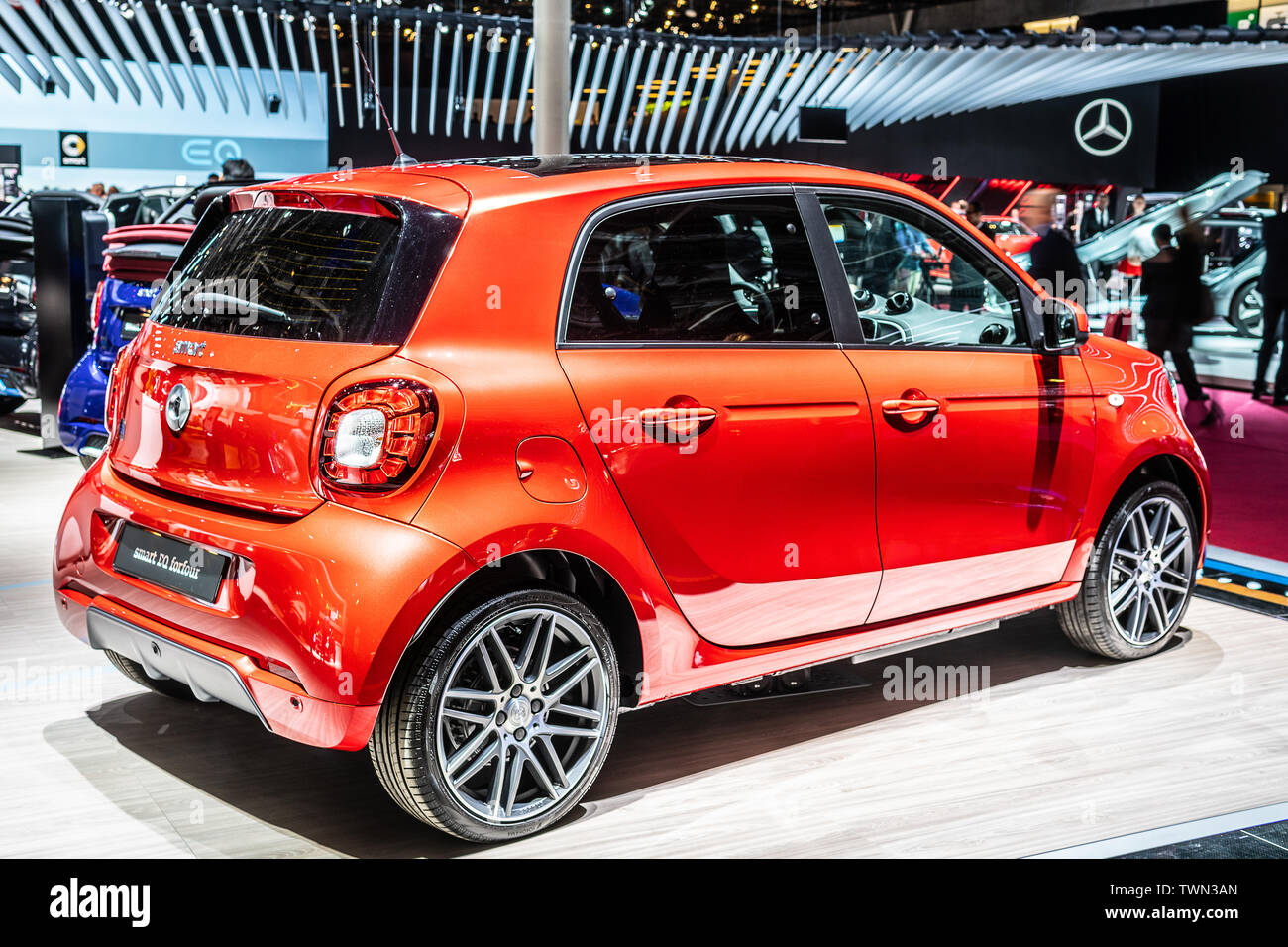Paris, Frankreich, Oktober 02, 2018: rot metallic Smart EQ forfour bei Mondial Paris Motor Show, W 453 3. Generation von Mercedes-Benz Stockfoto