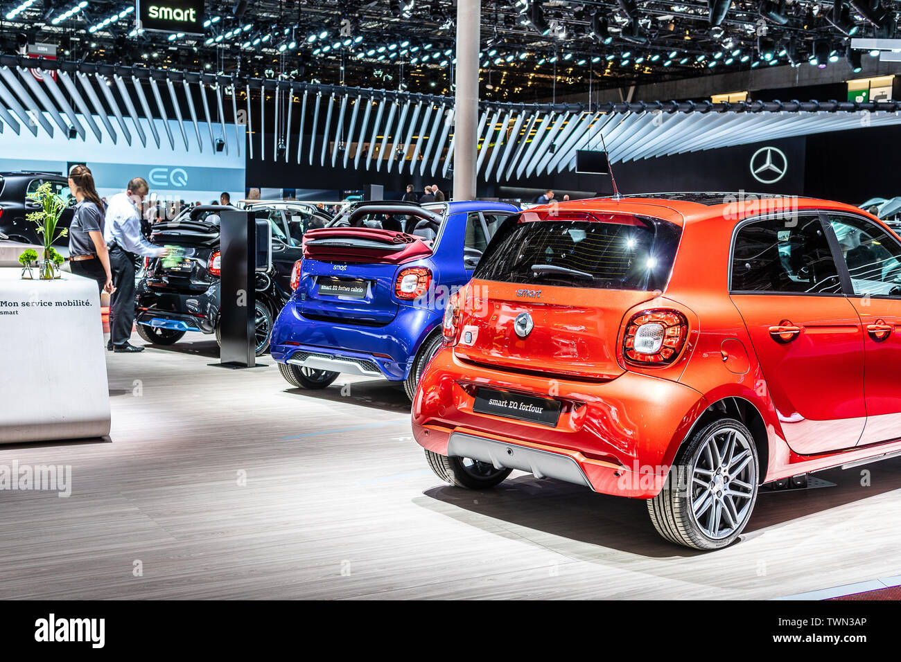 Paris, Frankreich, Oktober 02, 2018: rot metallic Smart EQ forfour bei Mondial Paris Motor Show, W 453 3. Generation von Mercedes-Benz Stockfoto