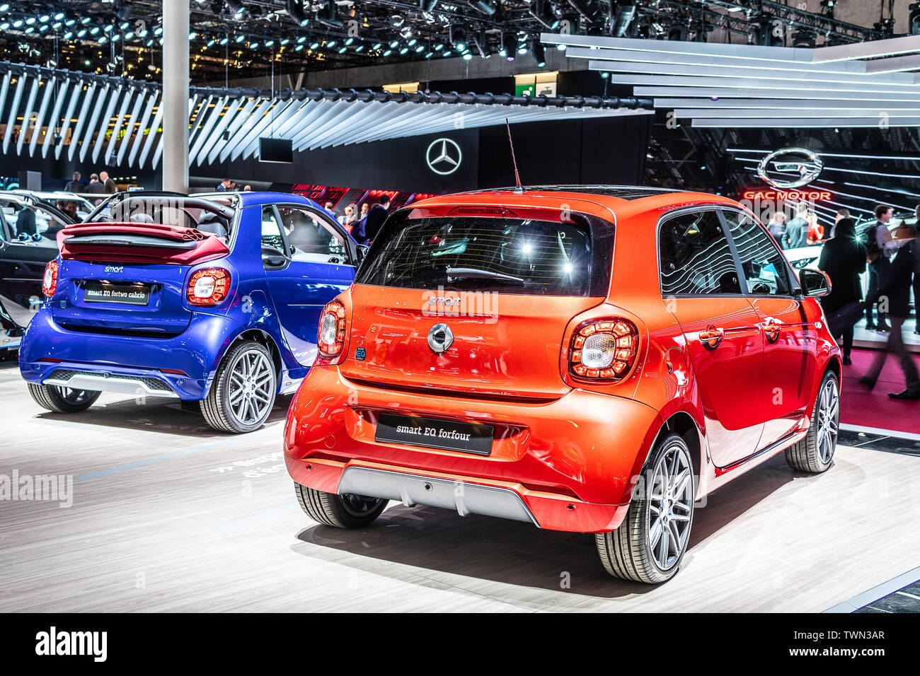 Paris, Frankreich, Oktober 02, 2018: rot metallic Smart EQ forfour bei Mondial Paris Motor Show, W 453 3. Generation von Mercedes-Benz Stockfoto