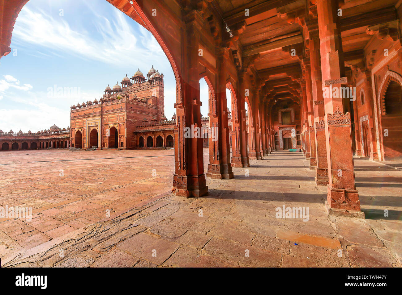 Fatehpur Sikri aus rotem Sandstein Architektur Struktur mit Blick auf Spalten und größten indischen Mughal Architektur Gateway als "Buland Darwaza" bekannt. Stockfoto
