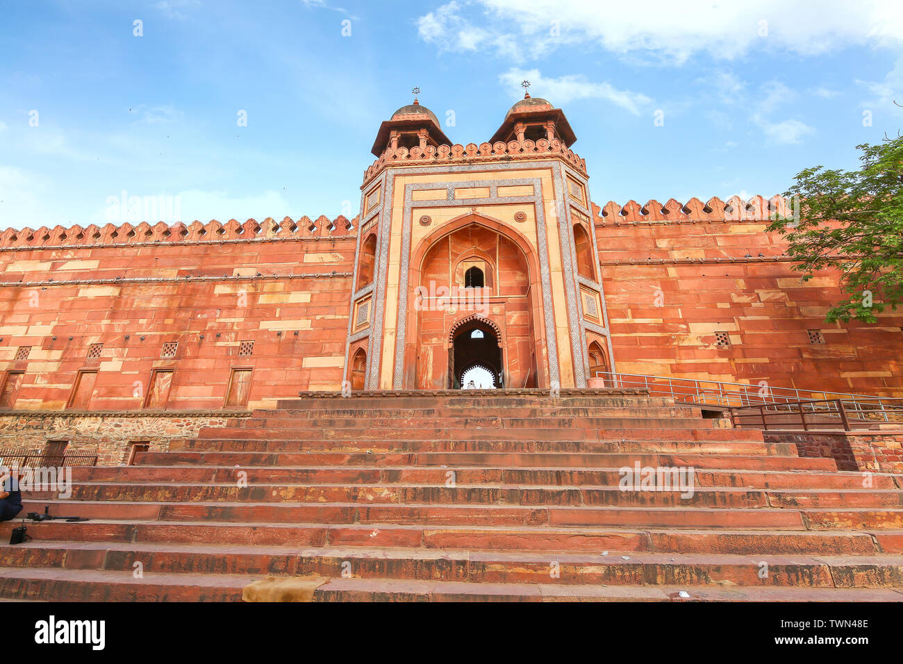 Fatehpur Sikri Haupteingang fort gebaut aus rotem Sandstein mit weißem Marmor Schnitzereien mit langen Steintreppe in Agra Indien. Stockfoto