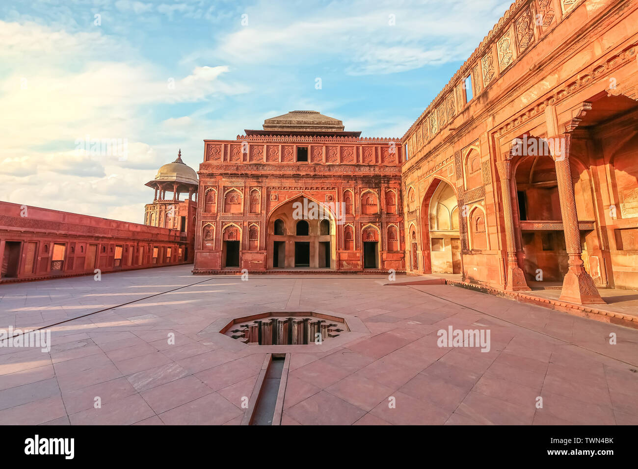 Agra Fort in rotem Sandstein, die mittelalterliche Architektur Struktur mit kunstvollen Schnitzereien. Agra Fort ist ein Weltkulturerbe der UNESCO Stockfoto