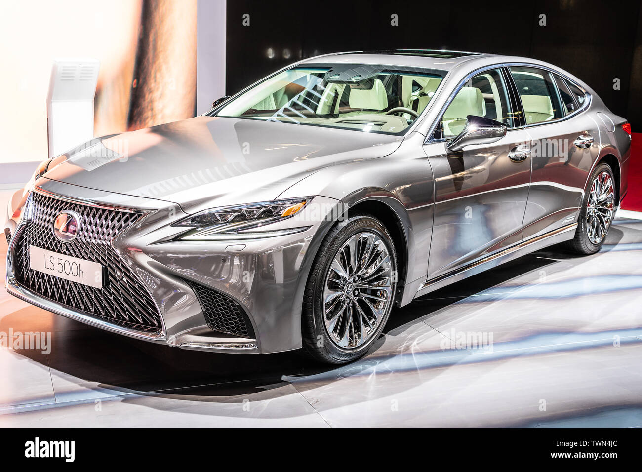 Paris, Frankreich, Oktober 02, 2018: Neue metallic grau LEXUS LS500h Hybrid bei Mondial Paris Motor Show, die vom japanischen Autohersteller produziert Lexus Stockfoto