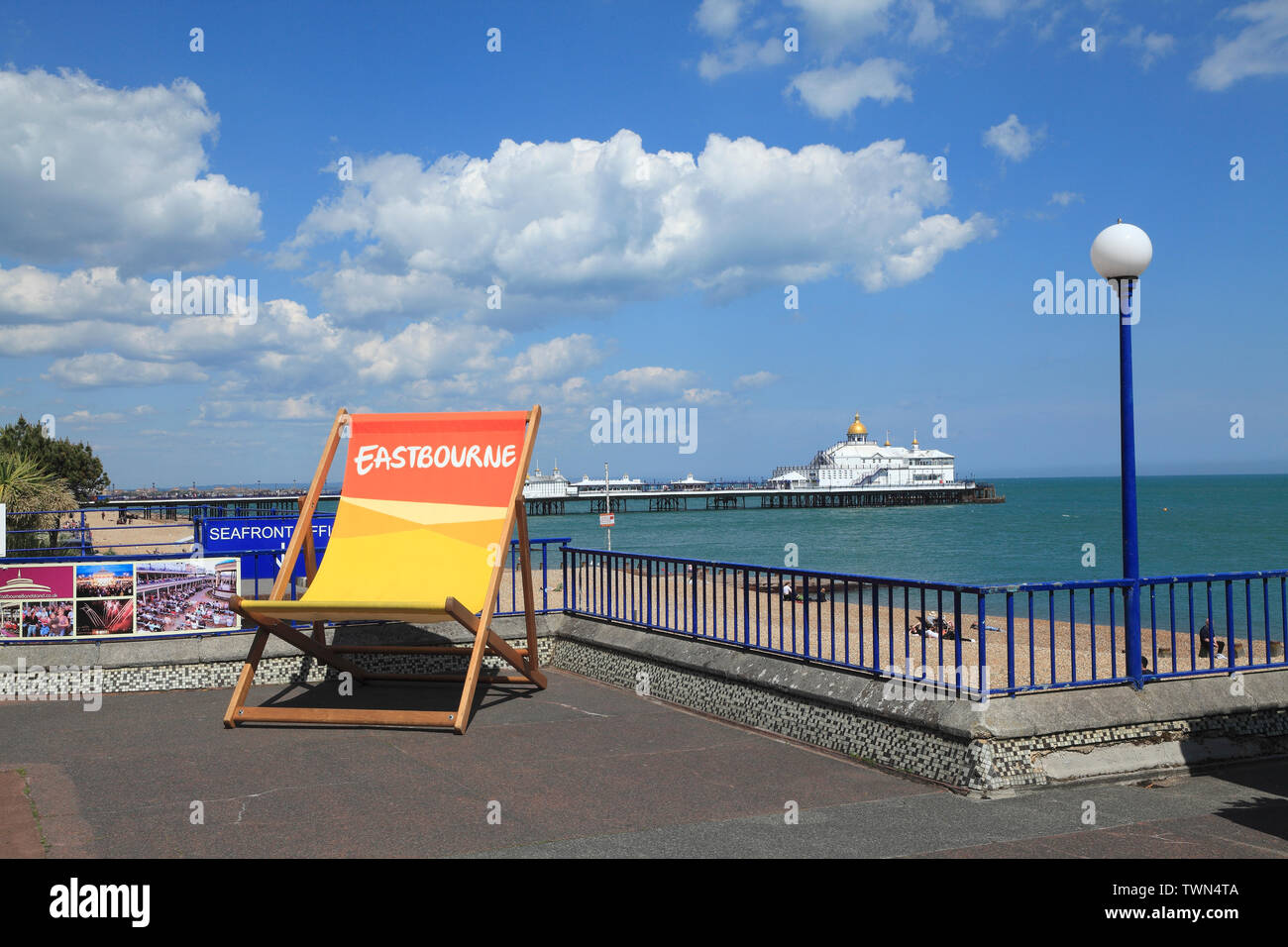 Liegestuhl auf der Strandpromenade von Eastbourne, East Sussex, Großbritannien Stockfoto