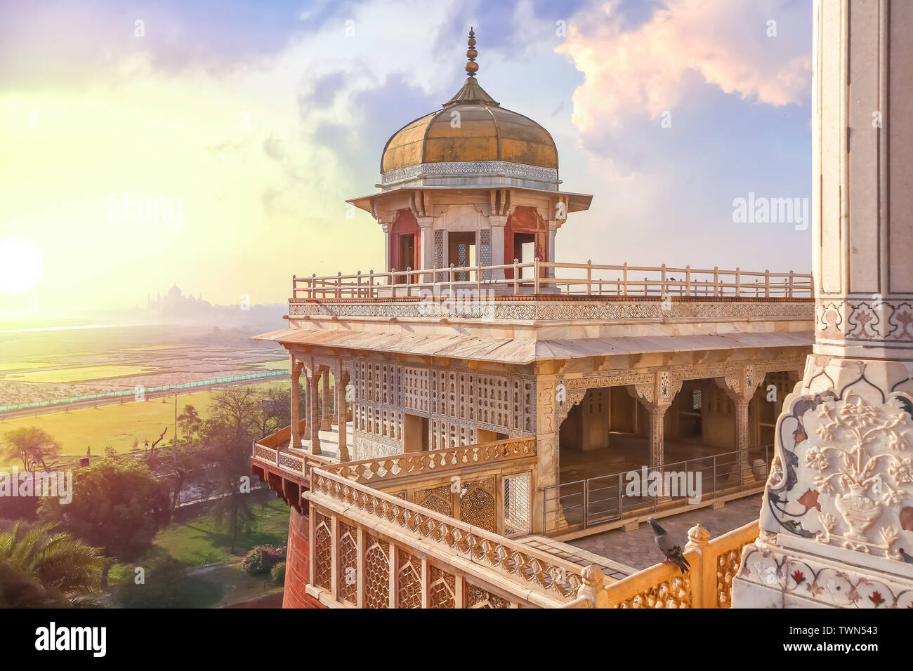 Agra Fort - mittelalterlichen indischen fort aus rotem Sandstein und Marmor mit Blick auf das Stadtbild bei Sonnenaufgang. Agra Fort ist ein UNESCO Weltkulturerbe in Agra Stockfoto