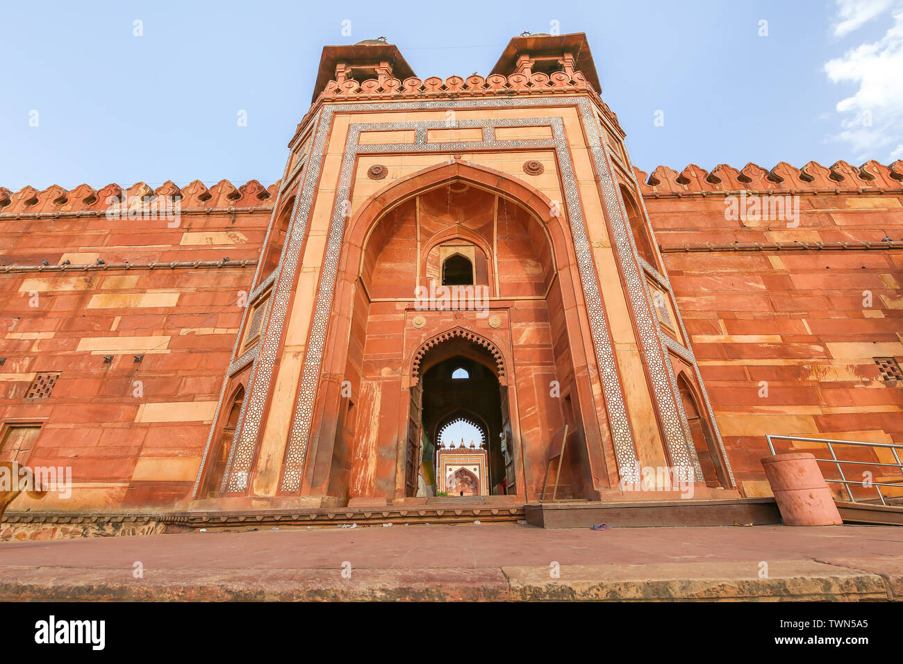 Fatehpur Sikri Haupteingang fort gebaut aus rotem Sandstein mit weißem Marmor Schnitzereien mit langen Steintreppe in Agra Indien. Stockfoto