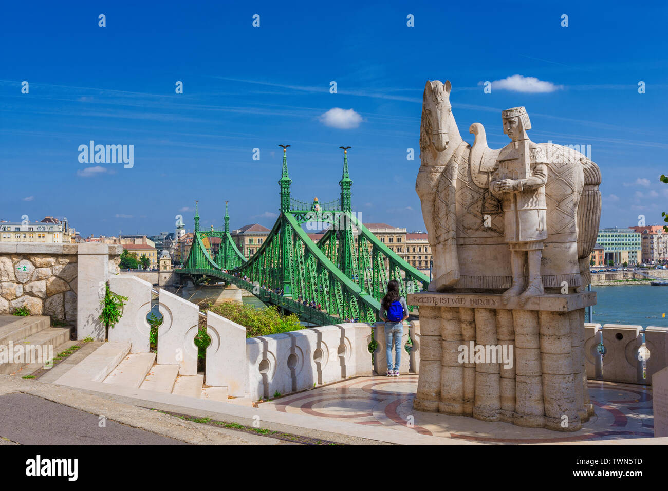 Blick auf Liberty Bridge, Donau und Budapest City Center von Gellert Hill Terrasse mit St Stephen König von Ungarn Denkmal Stockfoto