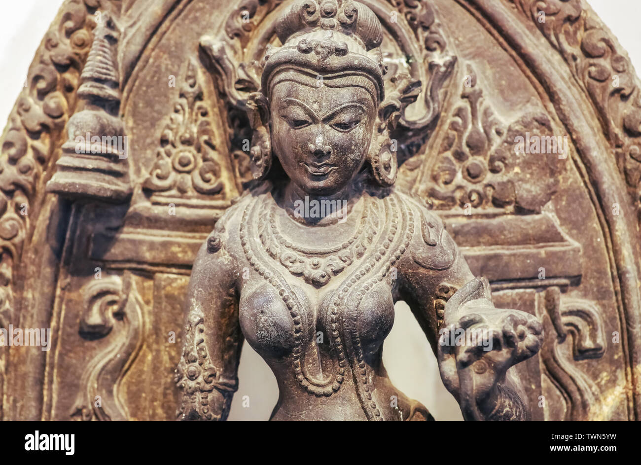Alte Basaltstein Skulptur des indischen Gottes Tara in Nahaufnahme Gesicht Blick vom zehnten Jahrhundert unserer Zeitrechnung Stockfoto