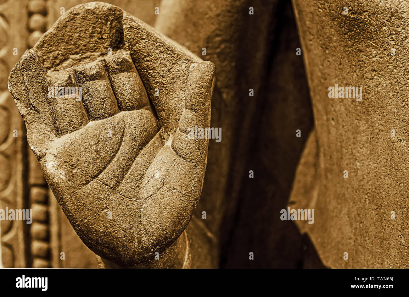 Antike archäologische Stein Skulptur von Gautam Buddha mit Nähe zu sehen, der gebrochenen Hand Stockfoto