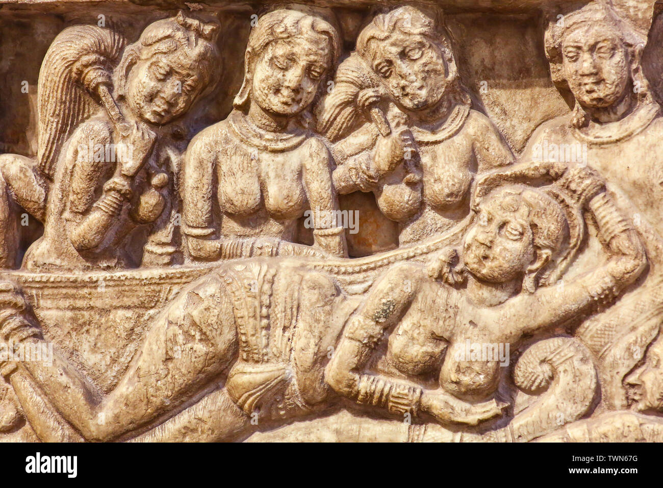 Archäologische historischen Kalkstein Skulptur des zweiten Jahrhunderts unserer Zeitrechnung, die Frauen des Mittelalters Stockfoto