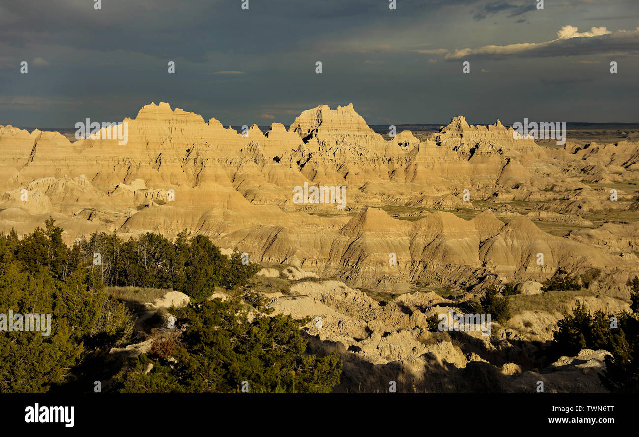 Eine Landschaft, die Aussicht über die weite Prärie und Hügel der Badlands von South Dakota. Stockfoto