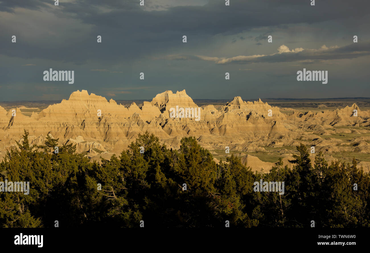 Eine Landschaft, die Aussicht über die weite Prärie und Hügel der Badlands von South Dakota. Stockfoto