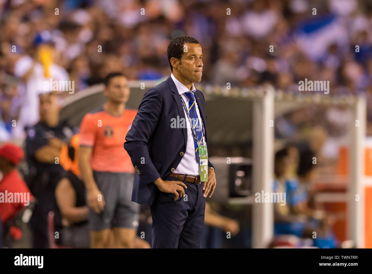 Houston, Texas, USA. Juni, 2019 21. Curaao Haupttrainer Remko Bicentini während einer CONCACAF Gold Cup Gruppe c Match zwischen Honduras vs Curaao bei BBVA Stadion in Houston, Texas. Halbzeit 1-0 Curaao. Maria Lysaker/CSM/Alamy leben Nachrichten Stockfoto