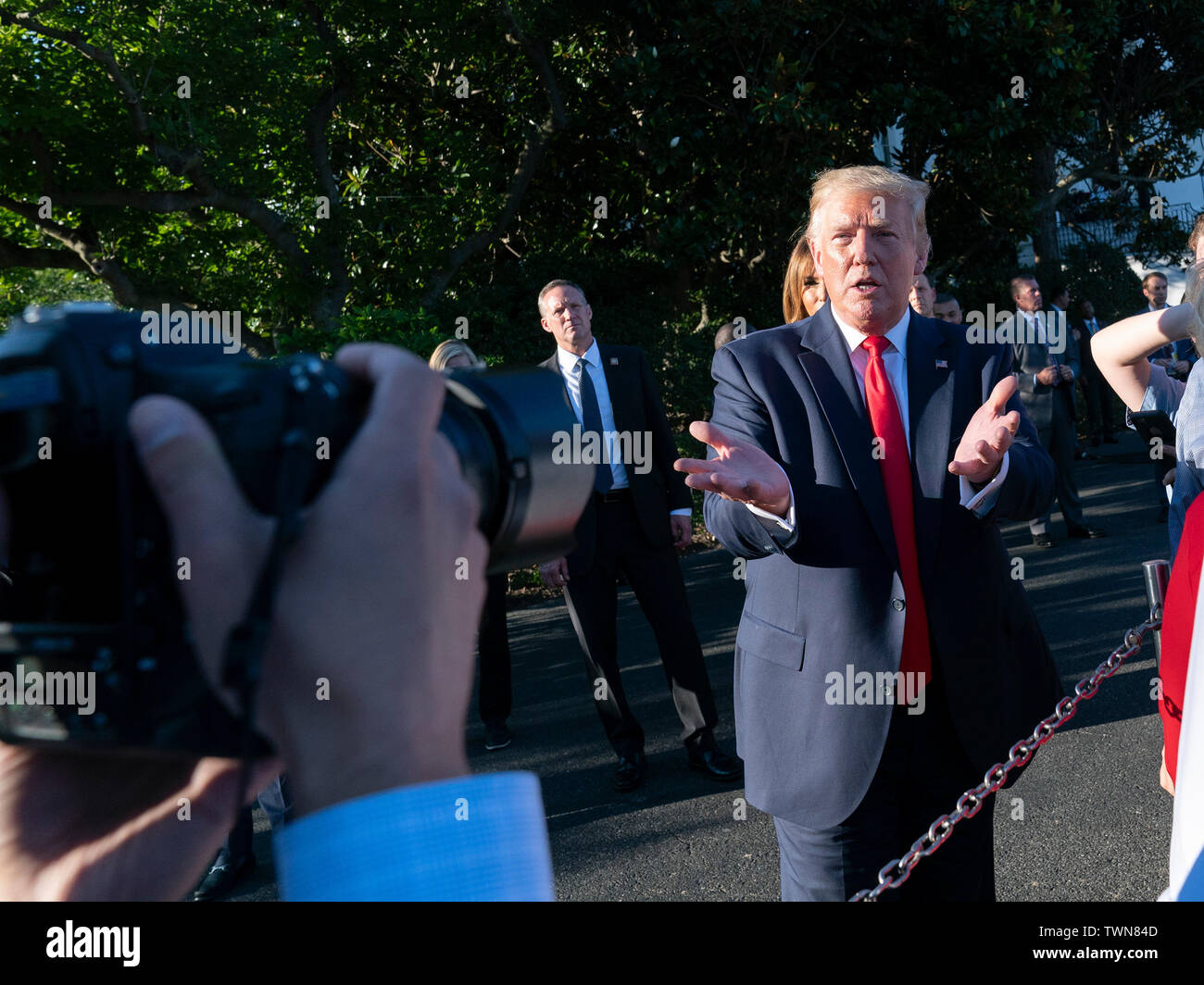 Juni 21, 2019, Washington, DC, USA: United States President Donald J. Trumpf ruft eine Gruppe von Fotografen die 'Fake news" während eines Kongresses Picknick für die Mitglieder des Kongresses und ihre Familien im Weißen Haus. Quelle: Chris Kleponis/Pool über CNP | Verwendung weltweit Stockfoto