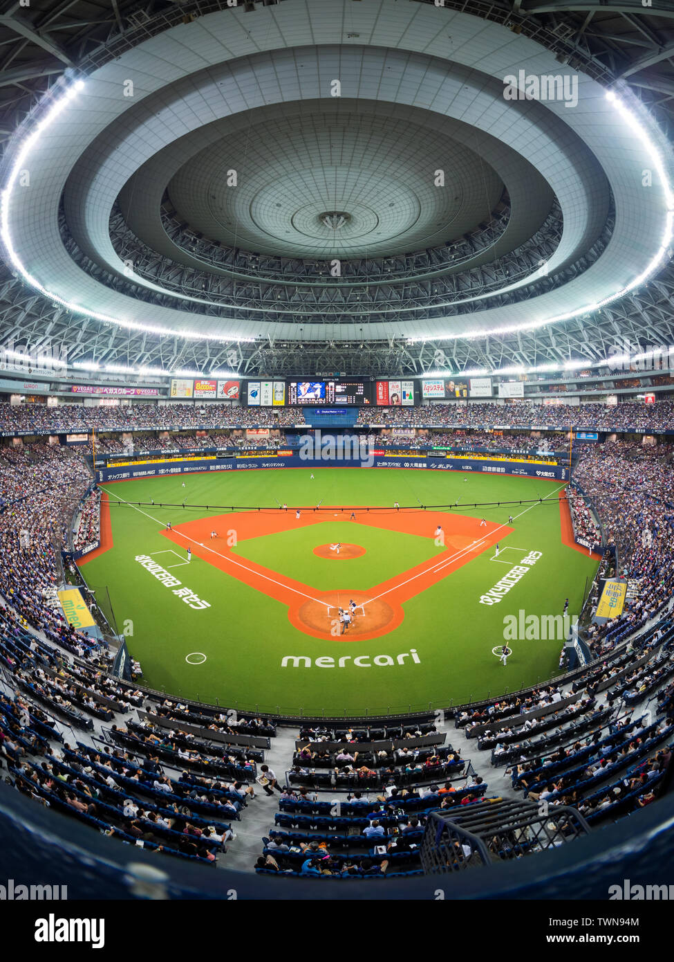 Das Osaka Orix Buffaloes die Hokkaidō Nippon Ham Fighters im Kyocera Dome Osaka in der Pacific League Japanisch professionellen Baseball spielen. Stockfoto