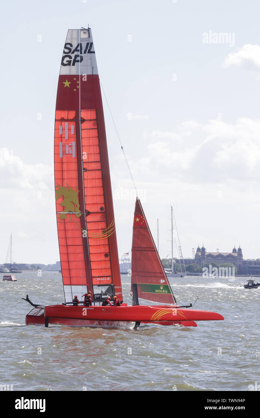 New York, NY, USA. Juni, 2019 21. Hudson River, New York, USA, 21. Juni 2019 - SailGP Team China segeln ihre Rennen heute während racing Tag 1 des SailGP Veranstaltung in New York. Foto: Luiz Rampelotto/EuropaNewswire. PHOTO CREDIT OBLIGATORISCH. Credit: Luiz Rampelotto/ZUMA Draht/Alamy leben Nachrichten Stockfoto