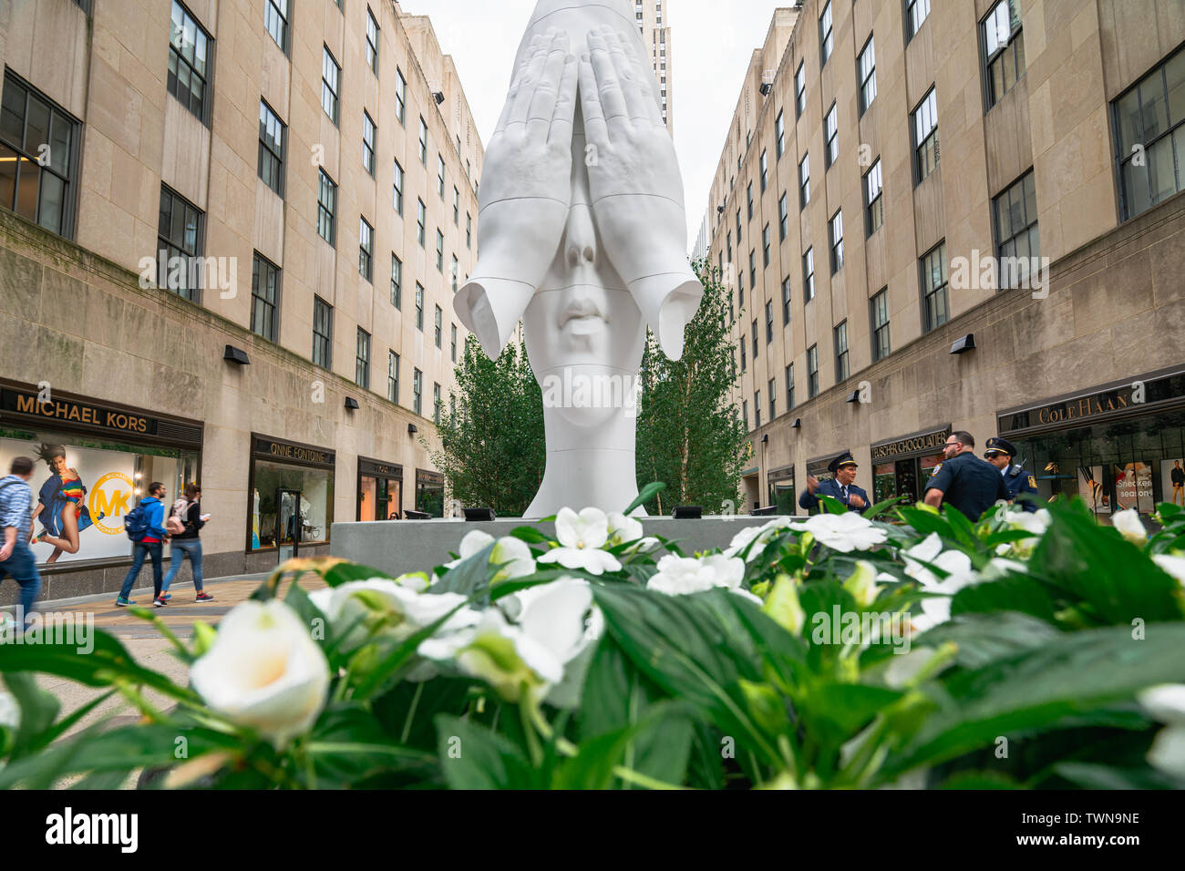 New York City/USA - Mai 28, 2019 Fifth Avenue, Rockefeller Plaza, Bild von Fries Skulptur. Jaume Plensa - Hinter den Mauern. Midtown Manhattan Stockfoto