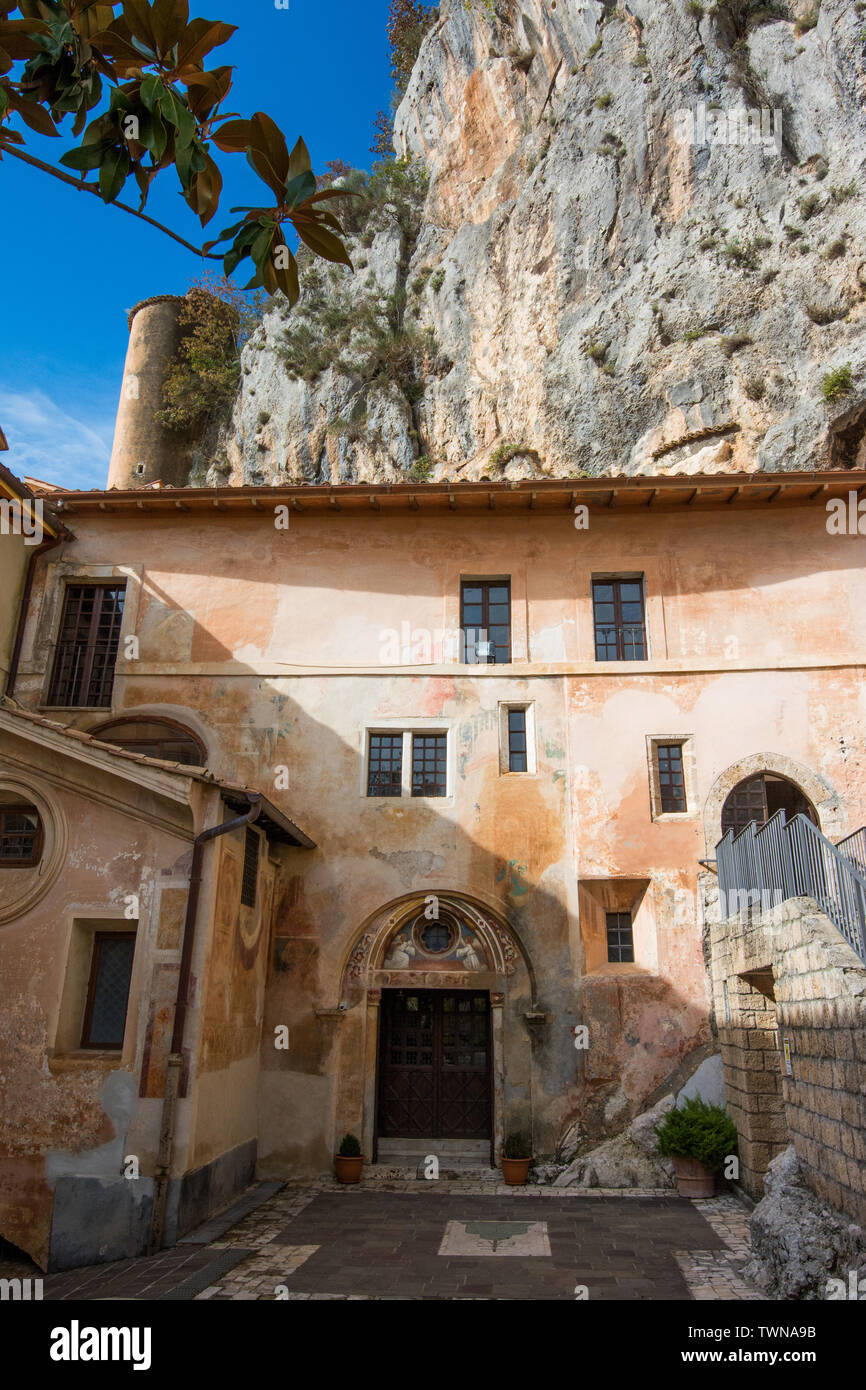 Kloster der Heiligen Höhle (Wallfahrtskirche Sacro Speco) des Heiligen Benedikt Subiaco, in der Provinz Rom in der italienischen Region Latium. Stockfoto