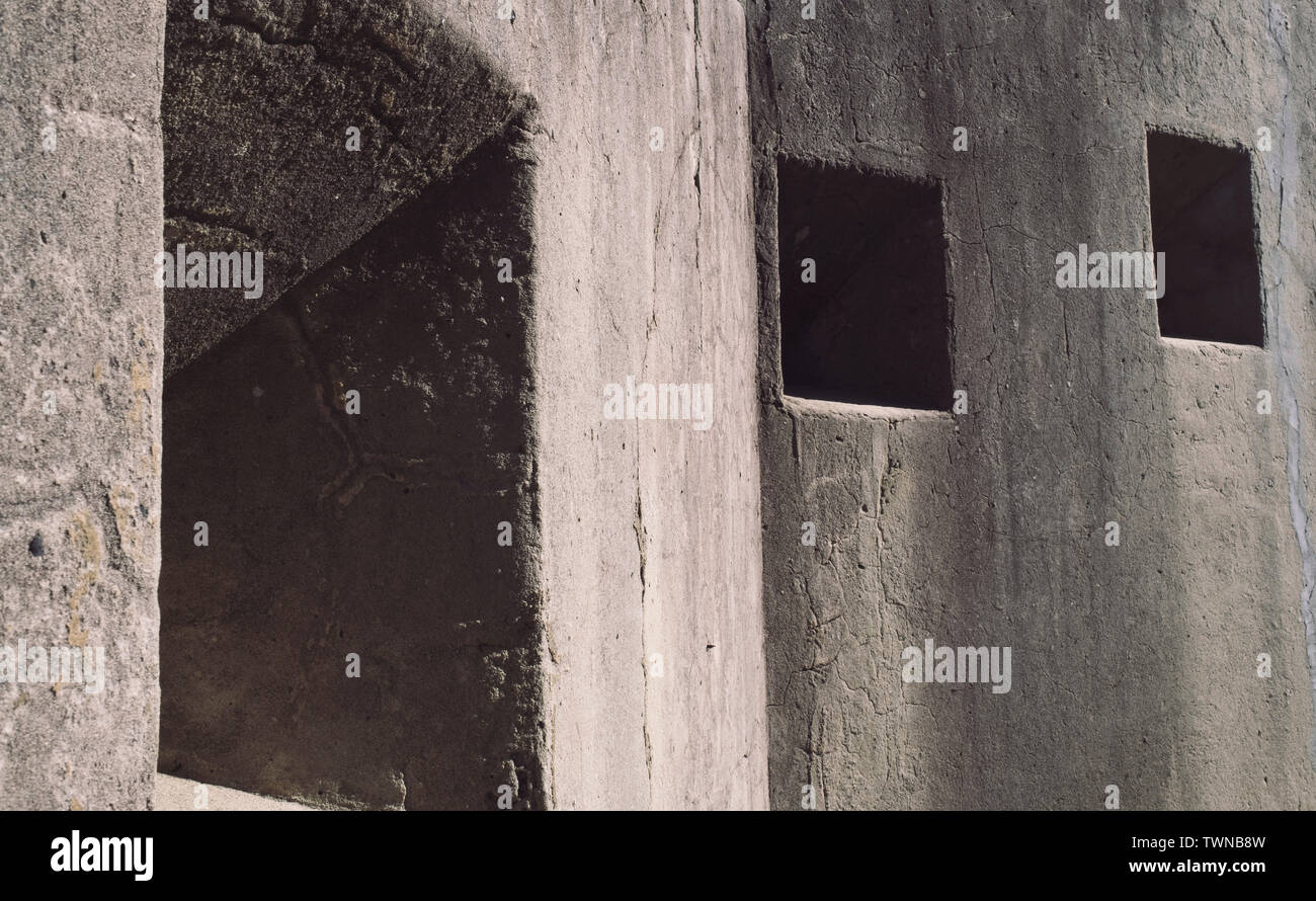 Schießscharten auf der Wand des Zweiten Weltkrieges militärische Festung in Newcastle, Australien Stockfoto