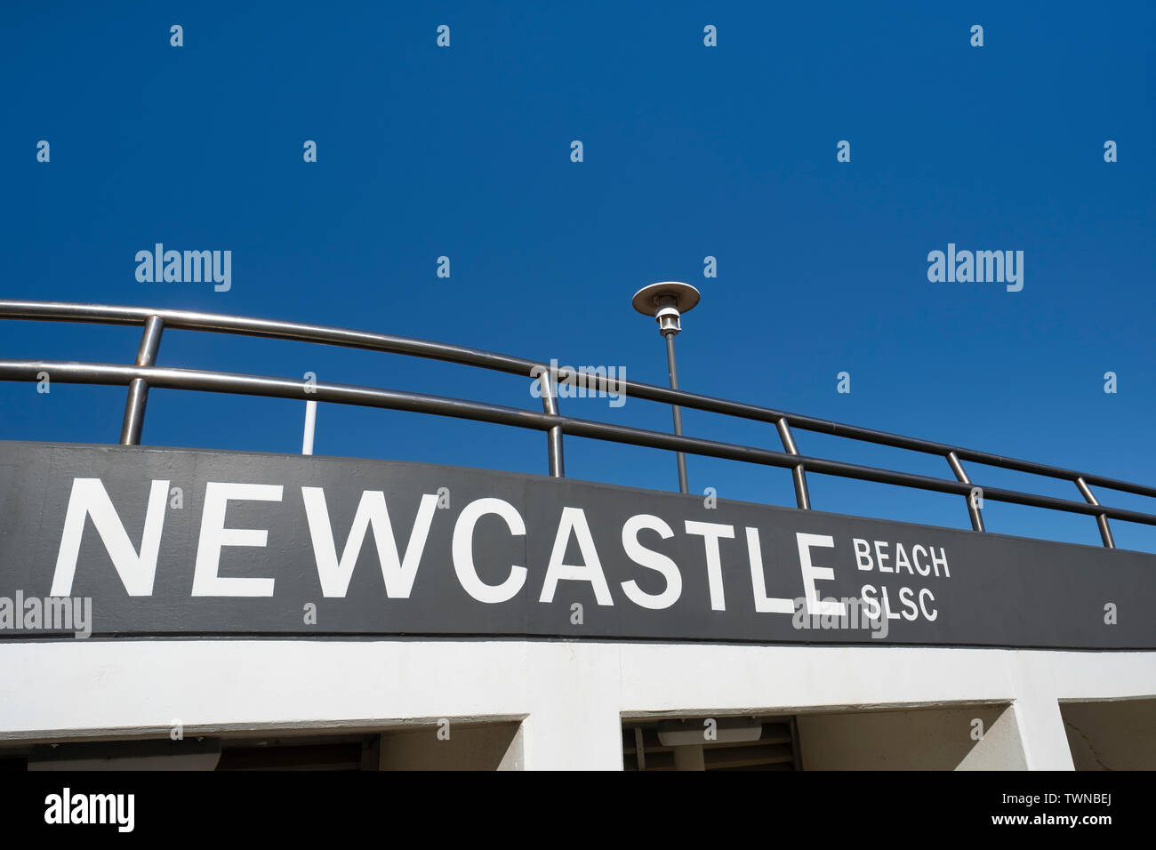 NEWCASTLE, AUSTRALIEN - Jule 10 2019 Newcastle Beach Surf Lifesaving Club außen vor einem klaren blauen Himmel Stockfoto