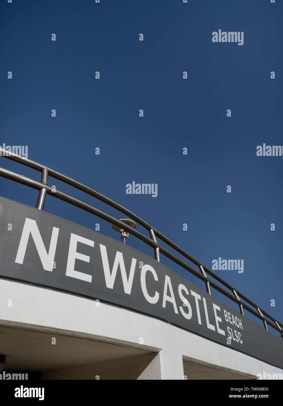 NEWCASTLE, AUSTRALIEN - Jule 10 2019 Newcastle Beach Surf Lifesaving Club außen vor einem klaren blauen Himmel Stockfoto