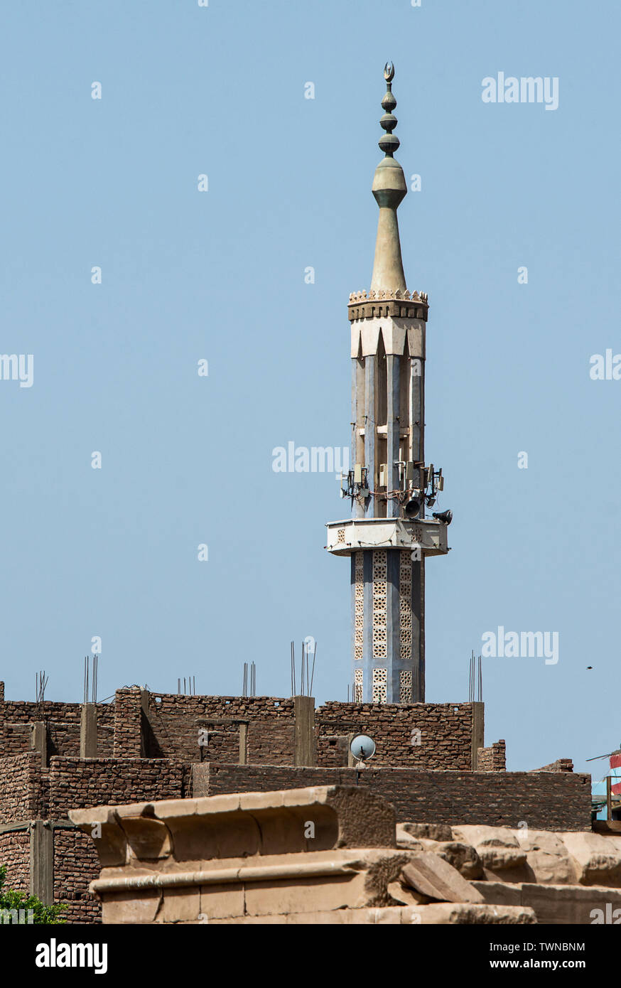 Ägypten Moschee mit Minarett, im zentralen Stadtteil von Luxor entfernt. Stockfoto