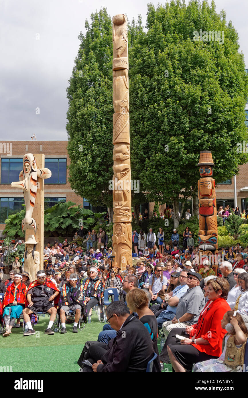 VANCOUVER, BRITISH COLUMBIA, KANADA - Juni 21., 2019. Die Menschen versammelten sich in Nationalen Indigenen Völker Tag Zeremonien außerhalb der Vancouver School Board Gebäude. Waren eine Neu geschnitzte Zeder Versöhnung und zweipolig Willkommen Beiträge während dieser Veranstaltungen vorgestellt. Stockfoto