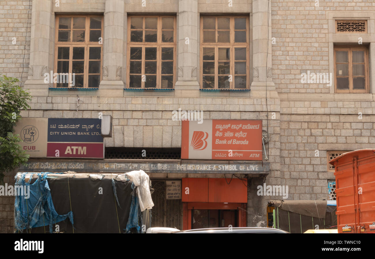 Bangalore, Karnataka India-June 04 2019: Bank von Baroda und Stadt Union bank Geldautomaten in einem Gebäude in Bangalore, Karnataka. Stockfoto