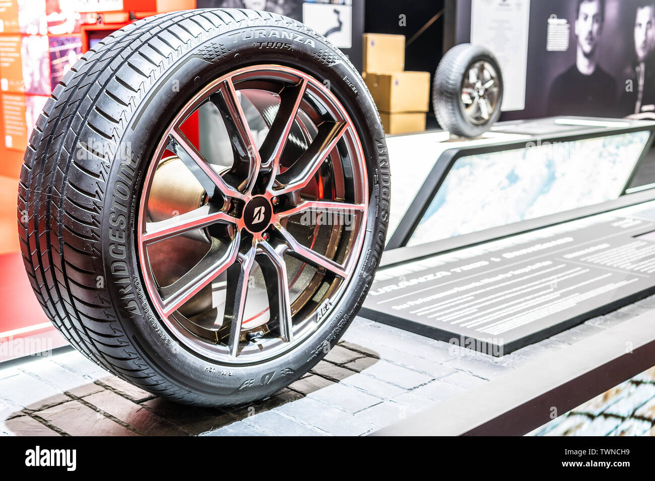 Paris, 01.10.2018, Bridgestone, Sommer, Winter, Ganzjahresreifen, Aluminium Felge mit schlauchlosen Reifen, Mondial Paris Motor Show, Bridgestone Reifen Stockfoto