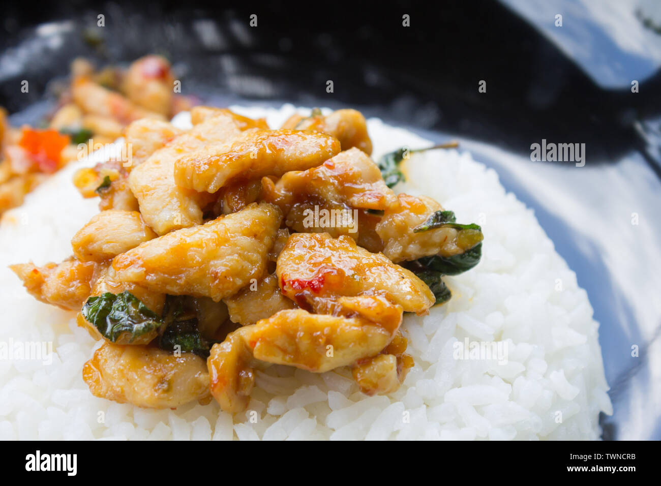 Stir-Fried Huhn und Heiliges Basilikum auf Reis oder Thai Essen Rezept ...