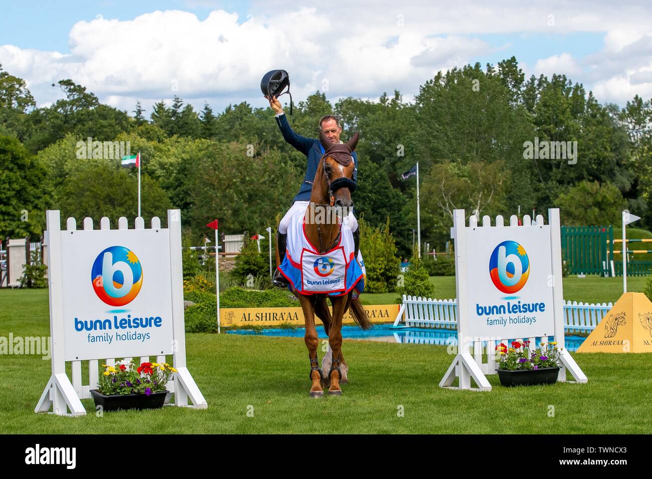 Hickstead, West Sussex, UK. 22. Juni, 2019. Sieger. Shane Breen reiten Golden Hawk. IRL. Die bunn Freizeitaktivitäten Derby Versuch. Prämierung. Die Al Shira'aa Hickstead Derby treffen. Hickstead. West Sussex. Vereinigtes Königreich. GBR. 21.06.2019. Credit: Sport in Bildern/Alamy leben Nachrichten Stockfoto