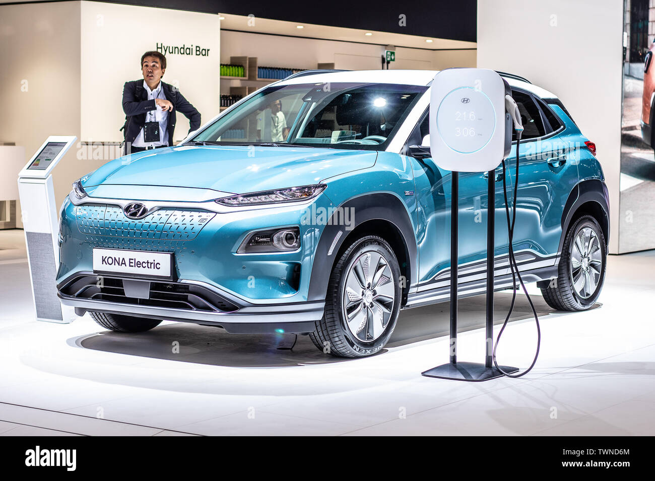 Paris, Frankreich, Oktober 02, 2018: Blau metallic Hyundai Kona Elektrische bei Mondial Paris Motor Show, Elektrische-SUV von Hyundai produziert Stockfoto